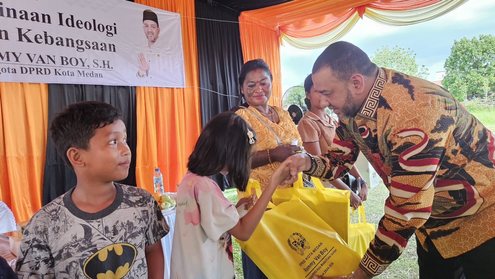 Rommy Van Boy, Anggota Fraksi Golkar DPRD Kota Medan saat menggelar kegiatan sosialisasi Pembinaan Ideologi dan Wawasan Kebangsaan (Wasbang) serta penyebarluasan nilai-nilai Pancasila di Lapangan Praga, Jalan Karya Sejati, Kelurahan Polonia, Kecamatan Medan Polonia.