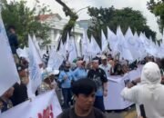 “”MBG Ayo Lanjut!” Massa Kepung Kantor Gubsu, Bobby Nasution Setuju Perlu Perbaikan