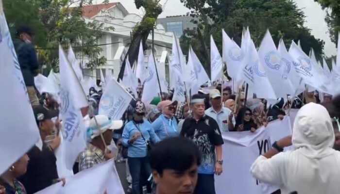 “”MBG Ayo Lanjut!” Massa Kepung Kantor Gubsu, Bobby Nasution Setuju Perlu Perbaikan
