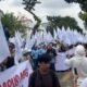 Ratusan massa dari Lembaga Masyarakat Peduli Makan Bergizi Gratis (LMP MBG) kepung Kantor Gubernur Sumut