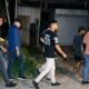 TEKS FOTO : Petikan video, anggota TNI yang tertangkap basah warga mencuri belasan ekor lembu milik seorang janda di Labuhan Batu. (istimewa/petikan video)