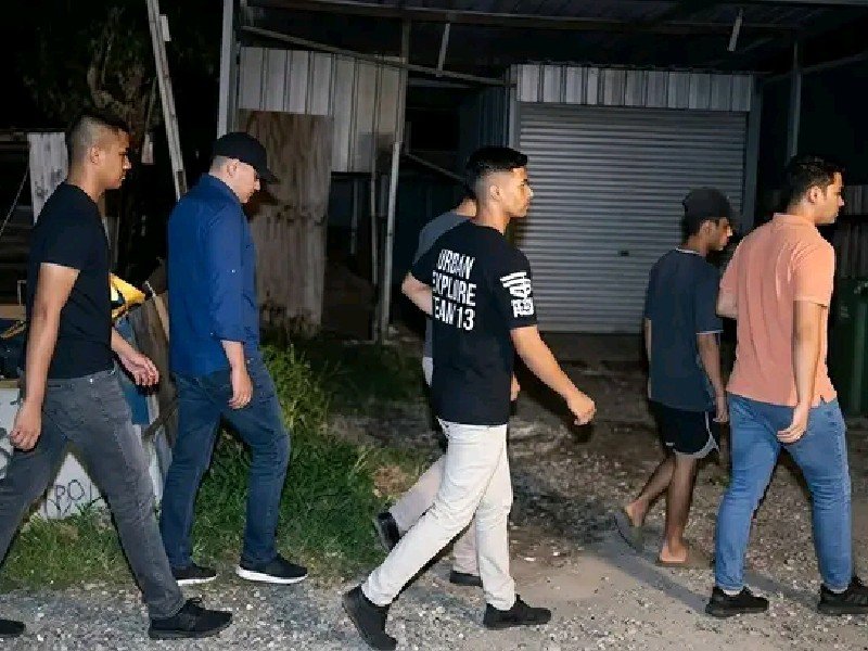 TEKS FOTO : Petikan video, anggota TNI yang tertangkap basah warga mencuri belasan ekor lembu milik seorang janda di Labuhan Batu. (istimewa/petikan video)