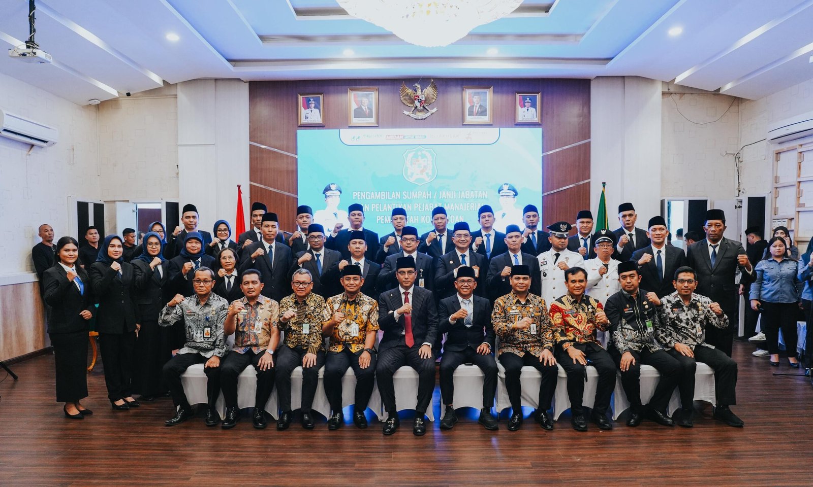 Wali Kota Medan Rico Tri Putra Bayu Waas saat melantik dan mengambil sumpah jabatan 69 pejabat manajerial di lingkungan Pemko Medan. Pelantikan digelar di Balai Kota Medan.