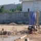Aktivitas pengeboran tanah untuk pondasi workshop/gudang di Kawasan Industri Sungai Harapan, Sekupang.