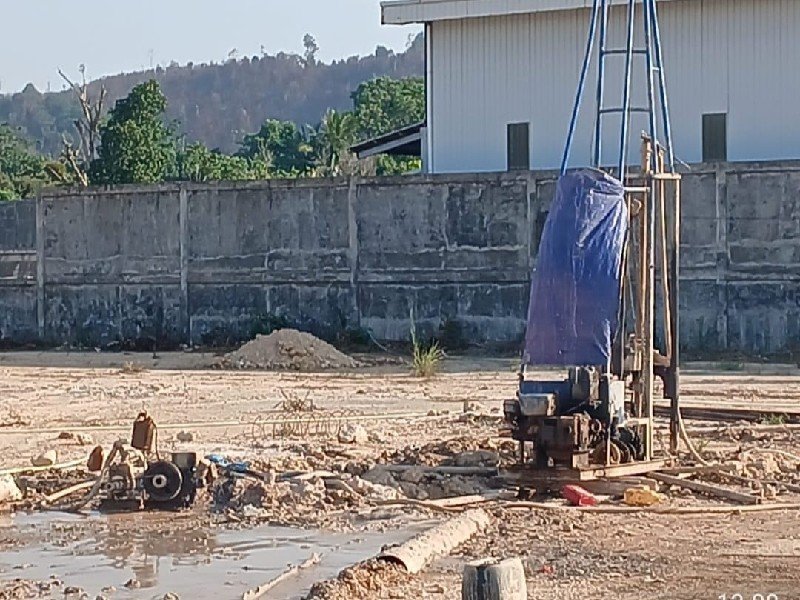 Aktivitas pengeboran tanah untuk pondasi workshop/gudang di Kawasan Industri Sungai Harapan, Sekupang.