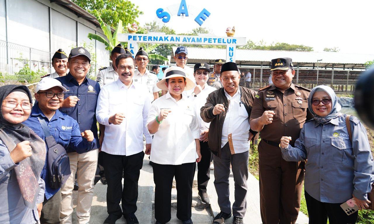 Ketua Komisi IV DPR RI, Titiek Soeharto saat melakukan kunjungan kerja ke Nusakambangan didampingi Menteri Imigrasi dan Pemasyarakatan (Menimipas), Agus Andrianto.