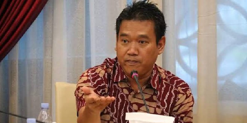 Sutrisno Pangaribuan Direktur Indonesian Government Watch mengkritik DPRDSU yang diduga melanggar aturan saat rapat paripurna pengajuan Ranperda Bank Sumut