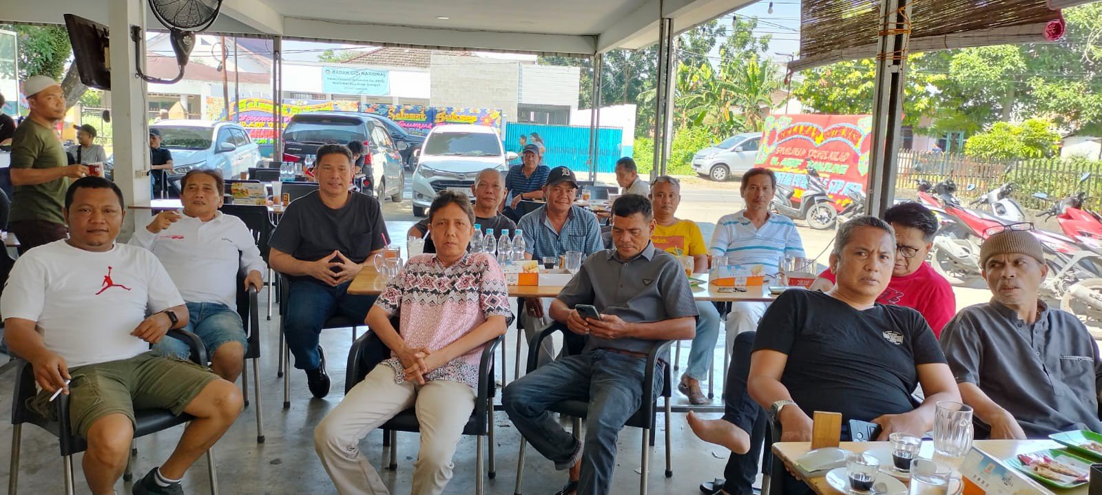 Syukuran Yaumul Milad M. Arif Tanjung bersama Sahabat Insan Pers dan LSM di Warkop Agam Teratai, Medan, Minggu 12 Juli 2026.