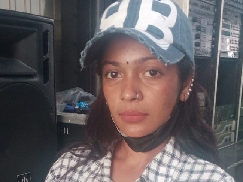Putri Saraswati Dewi menyampaikan permohonan perdamaian agar suaminya Roberto segera dibebaskan dari Polrestabes Medan.