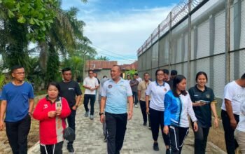 Gelar Jumat Sehat, Plt. Kepala Lapas Narkotika Langkat Pimpin Jalan Santai Sekaligus Kontrol Area Brandgang
