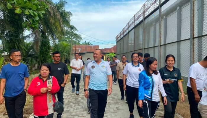 Gelar Jumat Sehat, Plt. Kepala Lapas Narkotika Langkat Pimpin Jalan Santai Sekaligus Kontrol Area Brandgang