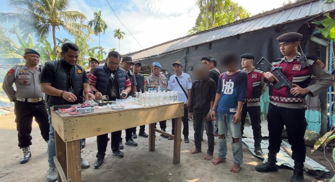 Polisi menggerebek sarang narkoba di area perkebunan Sei Mencirim yang dilengkapi CCTV dan membakar habis seluruh barak