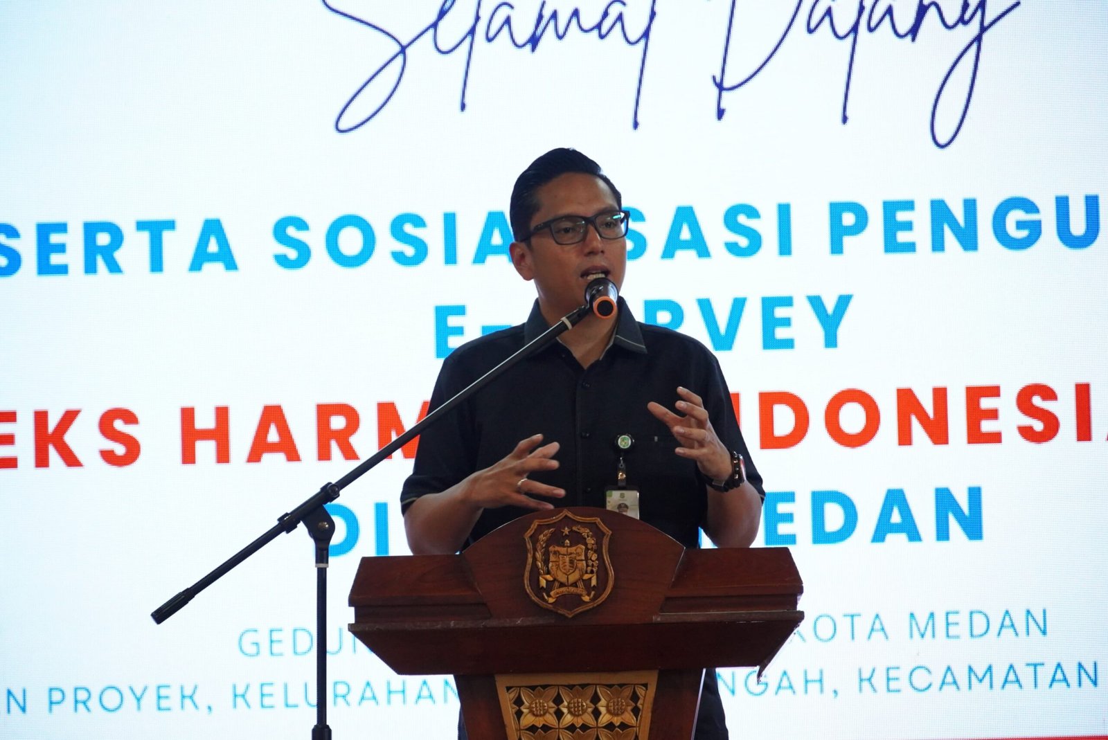 Wali Kota Medan Rico Tri Putra Bayu Waas berikan arahan saat buka Sosialisasi E-Survey Indeks Harmoni Indonesia IHAI di Gedung PKK Kota Medan.