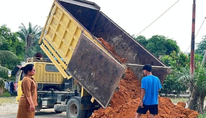 Peduli Dunia Pendidikan, AKP Hardiyanto SH MH Sumbangkan Tiga Truk Tanah Timbun di Pulo Gambut
