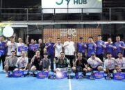 Rico Waas berfoto bersama peserta Turnamen Padel HUT Medan ke-436 di 59 Padel Hub Jalan Mangonsidi