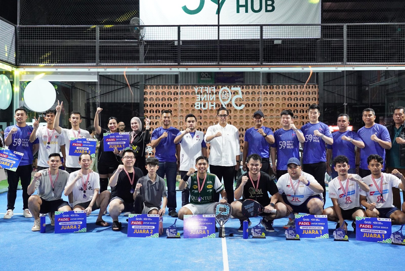 Rico Waas berfoto bersama peserta Turnamen Padel HUT Medan ke-436 di 59 Padel Hub Jalan Mangonsidi