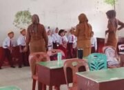 Siswa kelas 1 SD Negeri 112288 Sukarame mengikuti bimbingan guru dalam kegiatan Masa Pengenalan Lingkungan Sekolah MPLS hari pertama
