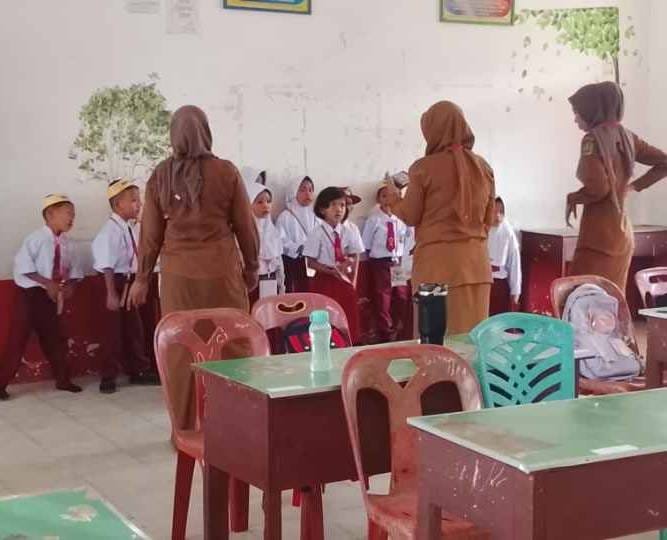 Siswa kelas 1 SD Negeri 112288 Sukarame mengikuti bimbingan guru dalam kegiatan Masa Pengenalan Lingkungan Sekolah MPLS hari pertama