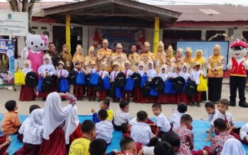 Kepala Sekolah SD Negeri 112288 Sukarame Lisanuddin Siregar bersama guru dan siswa baru kelas 1 berfoto bersama saat penutupan MPLS di halaman sekolah