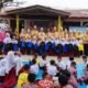 Kepala Sekolah SD Negeri 112288 Sukarame Lisanuddin Siregar bersama guru dan siswa baru kelas 1 berfoto bersama saat penutupan MPLS di halaman sekolah
