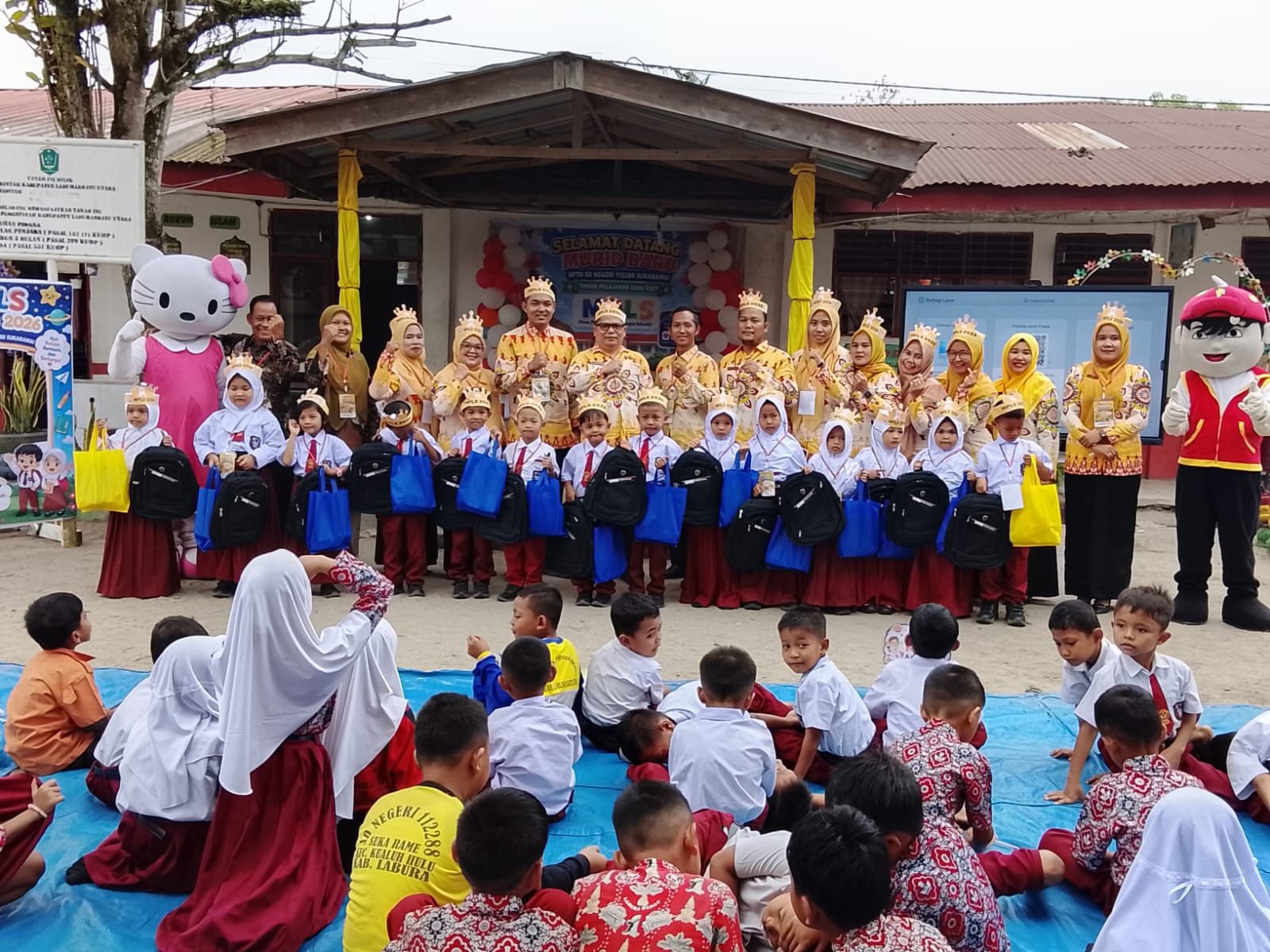 Kepala Sekolah SD Negeri 112288 Sukarame Lisanuddin Siregar bersama guru dan siswa baru kelas 1 berfoto bersama saat penutupan MPLS di halaman sekolah