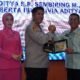 Wawako Medan Zakiyuddin serahkan cinderamata kepada Kapolres Pelabuhan Belawan AKBP Rosef Efendi