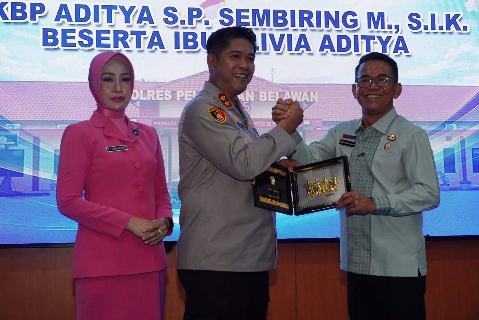 Wawako Medan Zakiyuddin serahkan cinderamata kepada Kapolres Pelabuhan Belawan AKBP Rosef Efendi