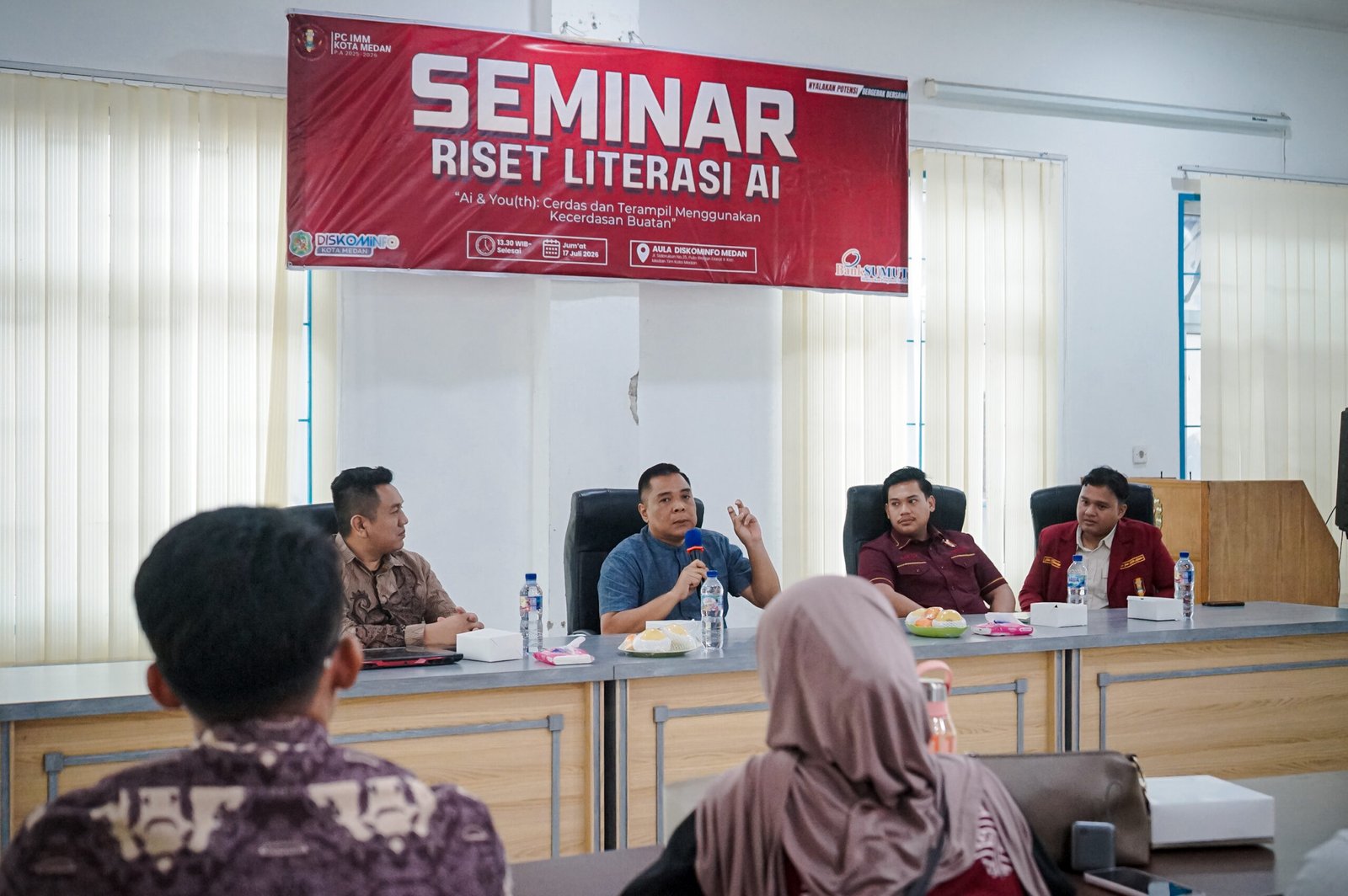 Sekdis Kominfo Medan Budi Hariono membuka seminar literasi AI bersama PC IMM Kota Medan