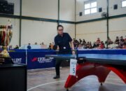 Rico Waas bertanding eksibisi tenis meja dengan Ketua PTMSI Medan Hendra Irsan