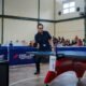 Rico Waas bertanding eksibisi tenis meja dengan Ketua PTMSI Medan Hendra Irsan