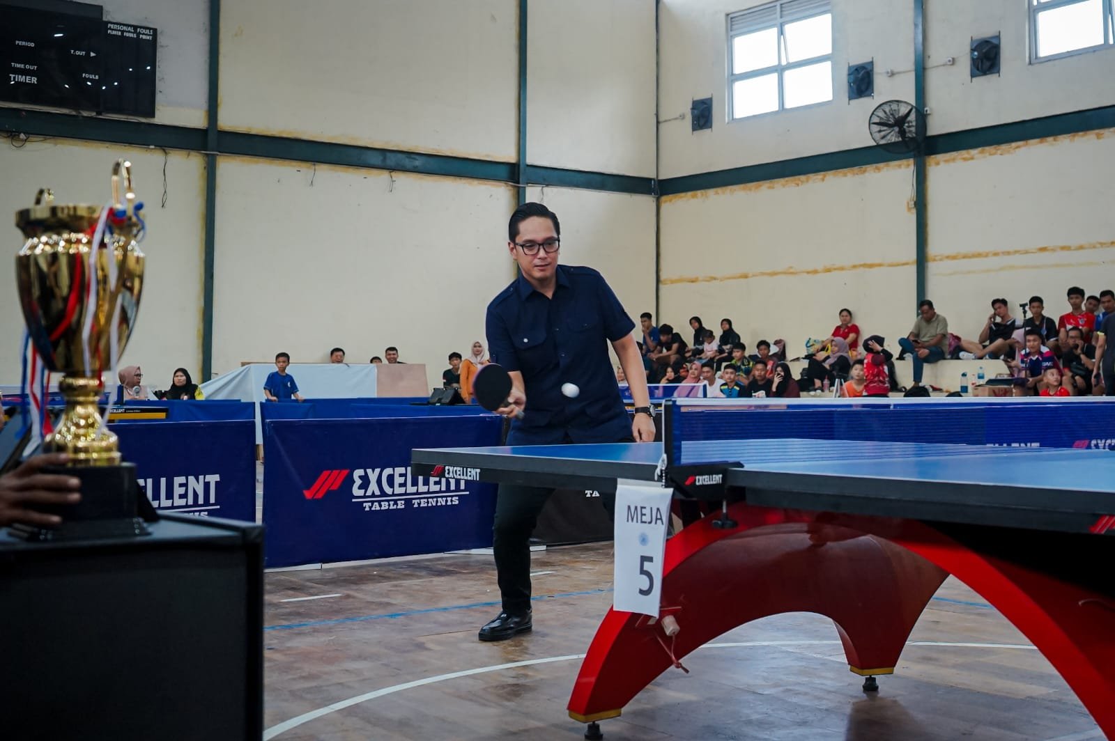 Rico Waas bertanding eksibisi tenis meja dengan Ketua PTMSI Medan Hendra Irsan