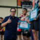 Wali Kota Medan Rico Waas menyerahkan piala turnamen tenis meja antar PTM 2026