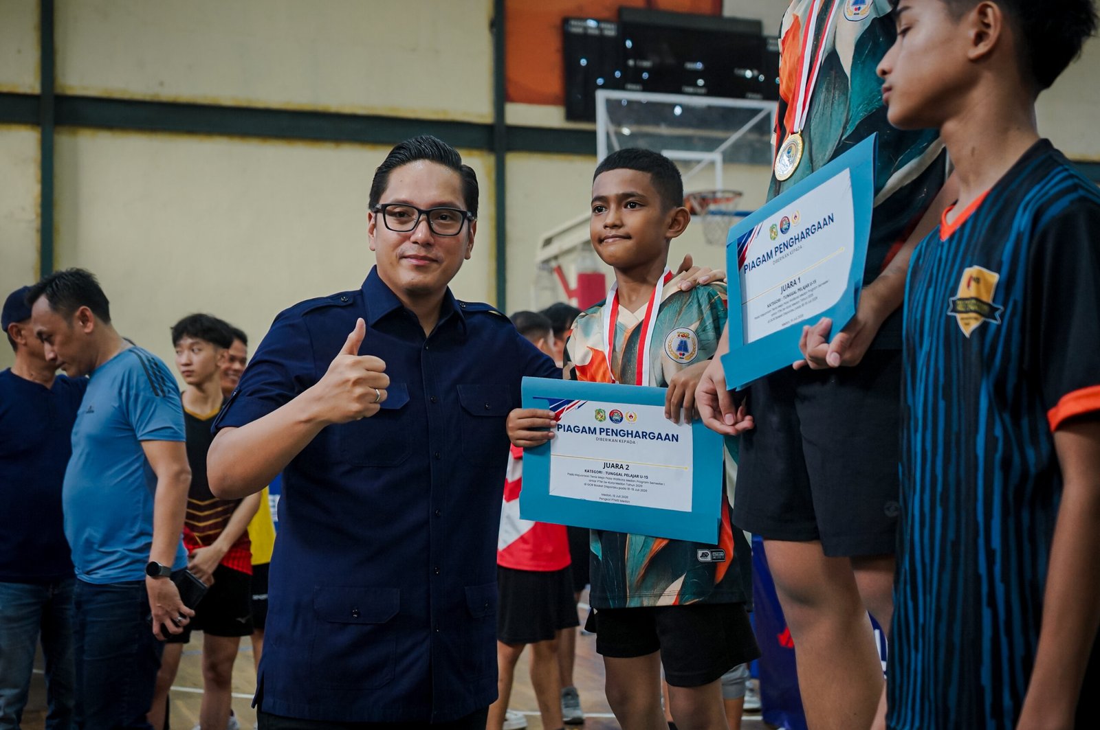 Wali Kota Medan Rico Waas menyerahkan piala turnamen tenis meja antar PTM 2026