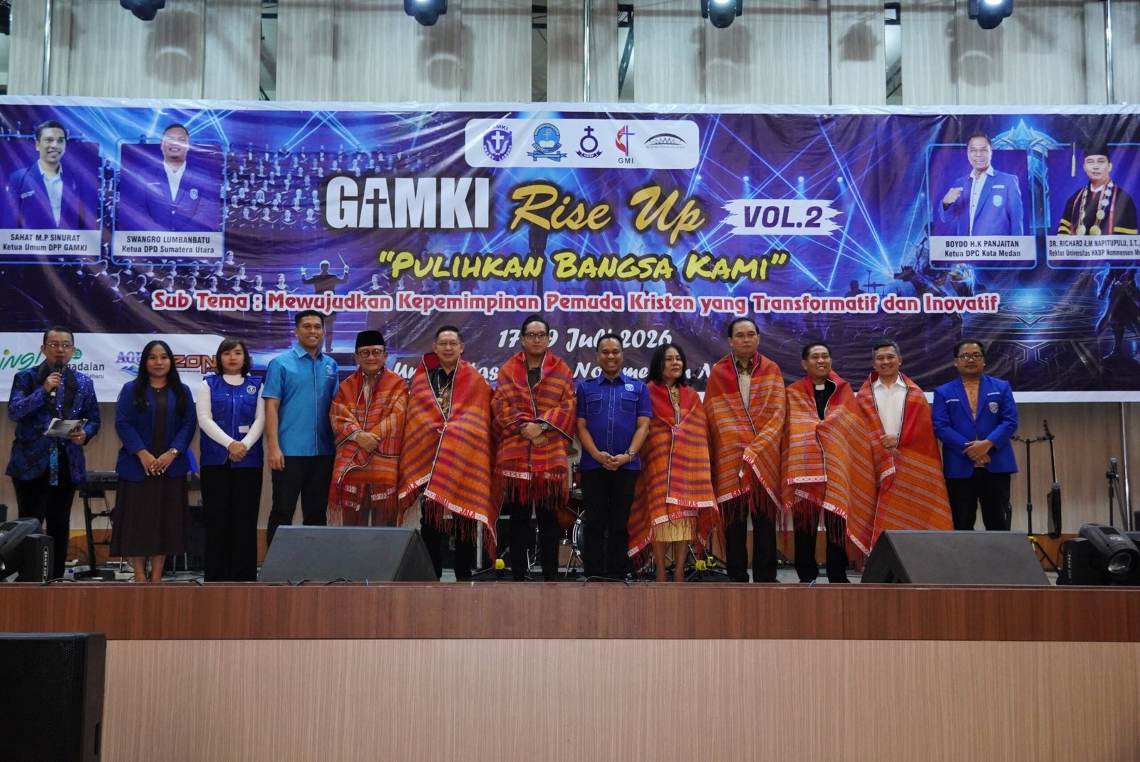 Rico Waas berfoto bersama peserta Festival GAMKI Rise Up Vol 2 di UHN