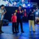 Rico Waas menyerahkan hadiah kepada warga pemenang kuis saat nobar final piala dunia 2026 di Kebun Bunga