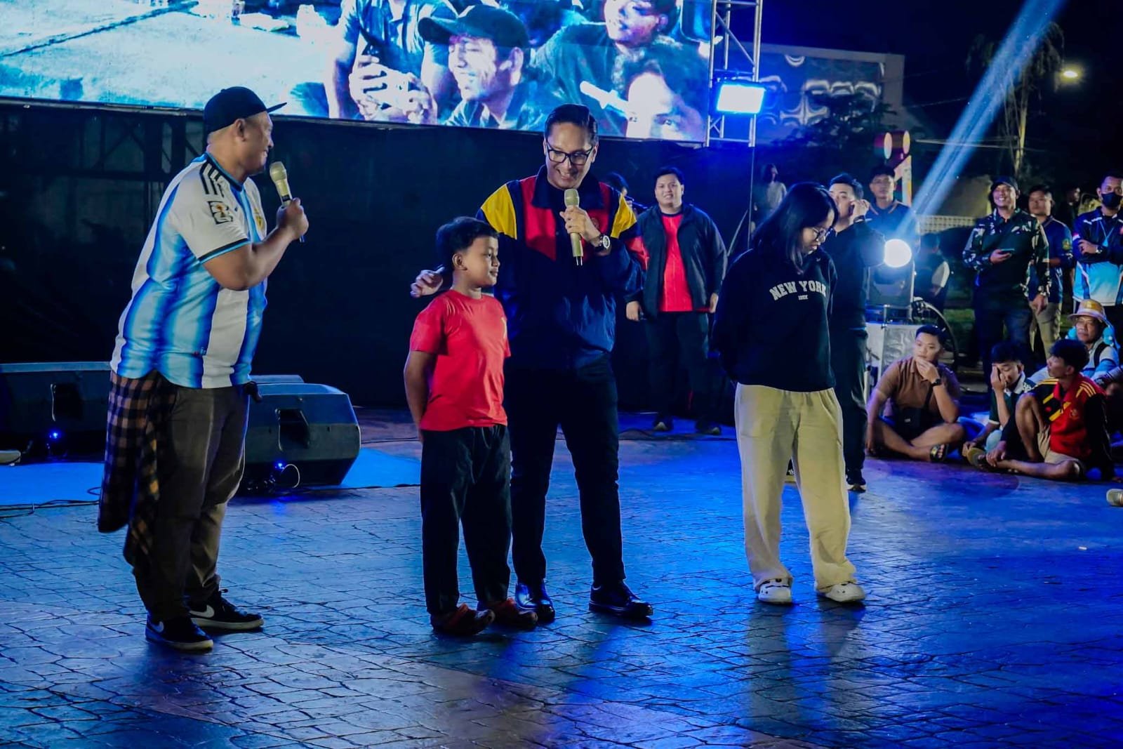 Rico Waas menyerahkan hadiah kepada warga pemenang kuis saat nobar final piala dunia 2026 di Kebun Bunga