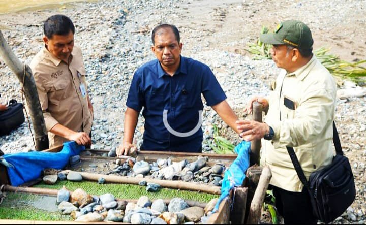 Kadis Perindag ESDM Sumut Dedi Jamiansyah hancurkan alat tambang ilegal di Sungai Batang Gadis Madina