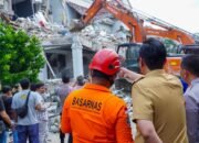 Wali Kota Medan Rico Waas meninjau proses evakuasi korban ledakan di Perumahan Grand Polonia dengan mengerahkan alat berat dan tim medis