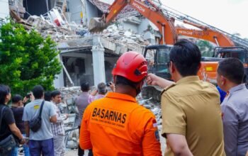 Wali Kota Medan Rico Waas meninjau proses evakuasi korban ledakan di Perumahan Grand Polonia dengan mengerahkan alat berat dan tim medis