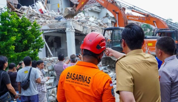 Rico Waas Kerahkan Alat Berat Evakuasi Korban Ledakan Grand Polonia Medan