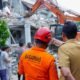 Wali Kota Medan Rico Waas meninjau proses evakuasi korban ledakan di Perumahan Grand Polonia dengan mengerahkan alat berat dan tim medis