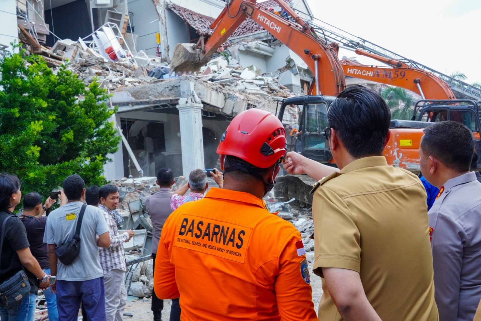 Wali Kota Medan Rico Waas meninjau proses evakuasi korban ledakan di Perumahan Grand Polonia dengan mengerahkan alat berat dan tim medis