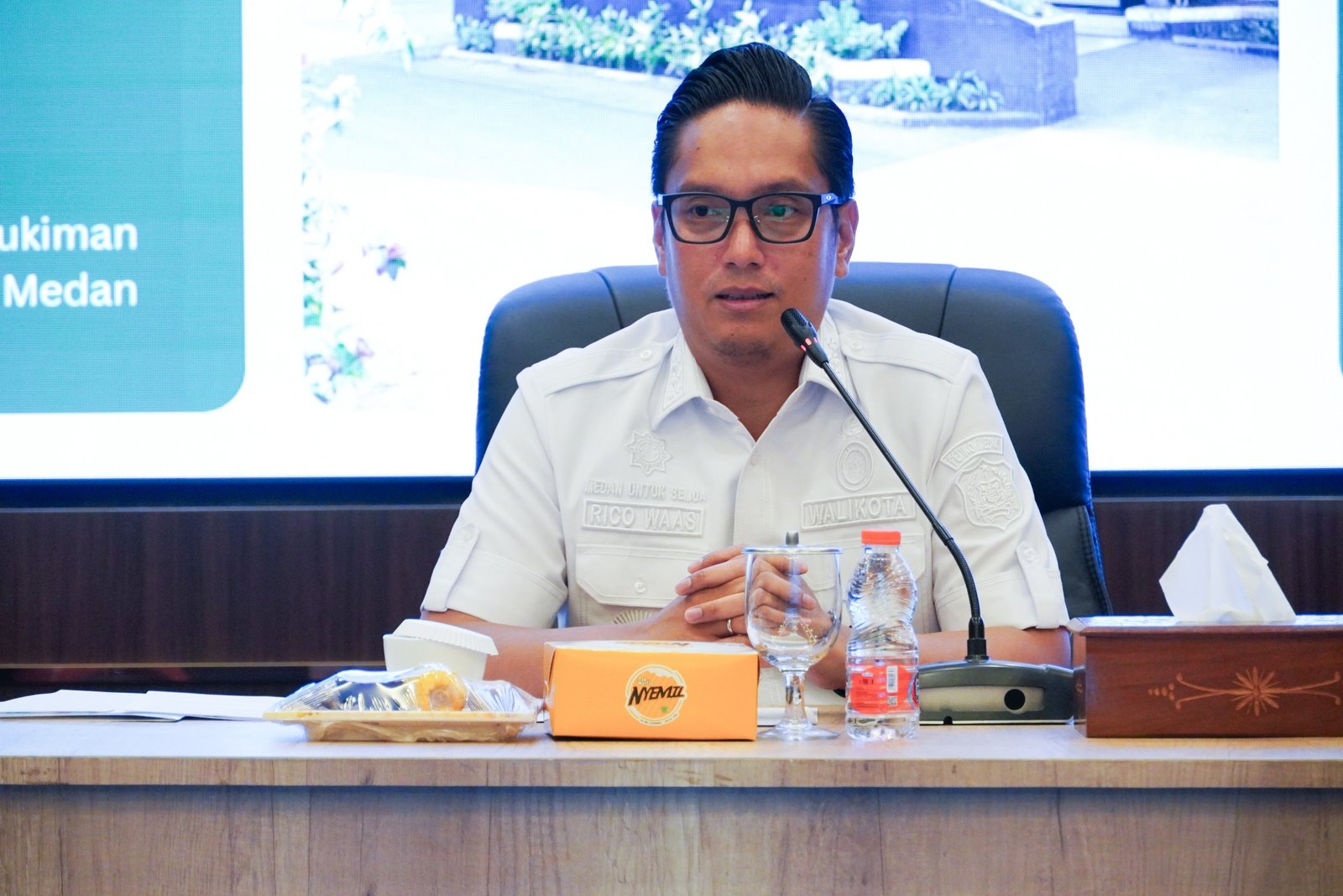 Wali Kota Medan Rico Waas memimpin rapat evaluasi pelayanan PBG bersama konsultan dan Dinas PKPCKTR di Balai Kota Medan