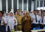 Kepala Dinas Kominfo Kota Medan Arrahmaan Pane saat membuka pelatihan Literasi Digital dan AI untuk siswa Gen Z di SMP Negeri 1 Medan