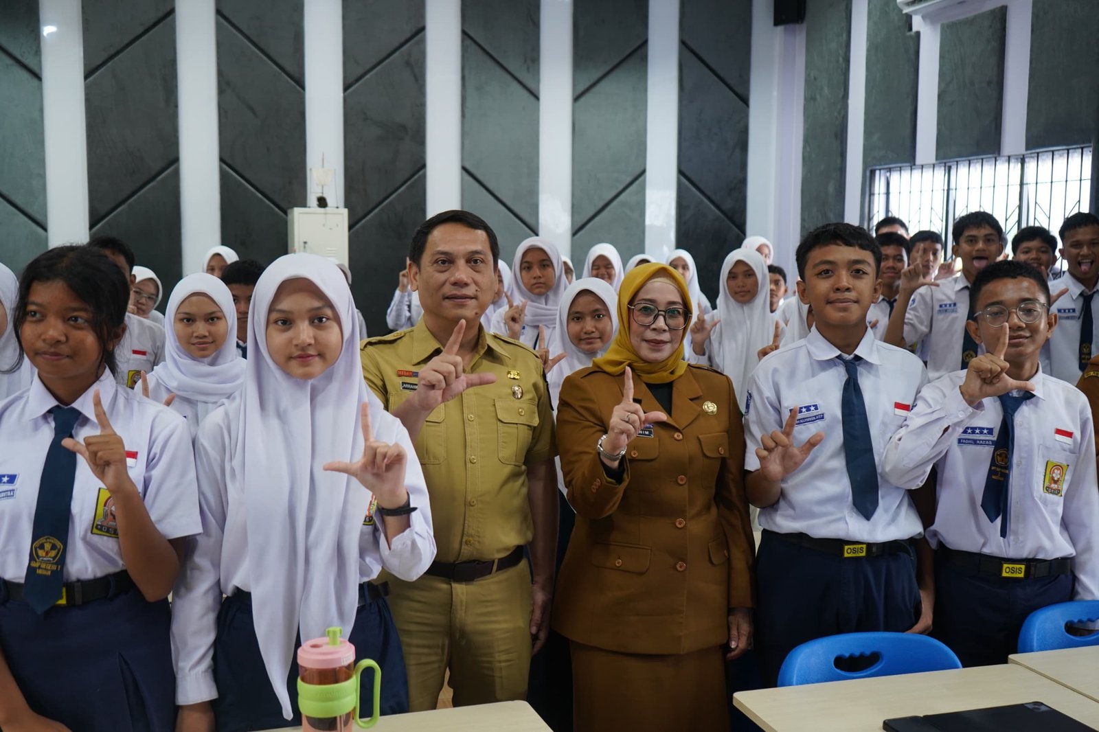 Kepala Dinas Kominfo Kota Medan Arrahmaan Pane saat membuka pelatihan Literasi Digital dan AI untuk siswa Gen Z di SMP Negeri 1 Medan