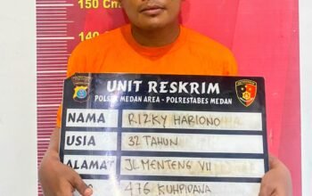 Sadis! Sekuriti Rampas HP Lansia Berkursi Roda di Teras Rumah ‎