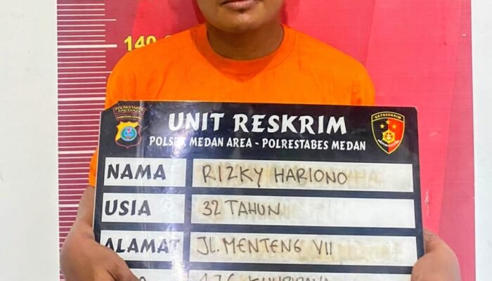 Sadis! Sekuriti Rampas HP Lansia Berkursi Roda di Teras Rumah ‎