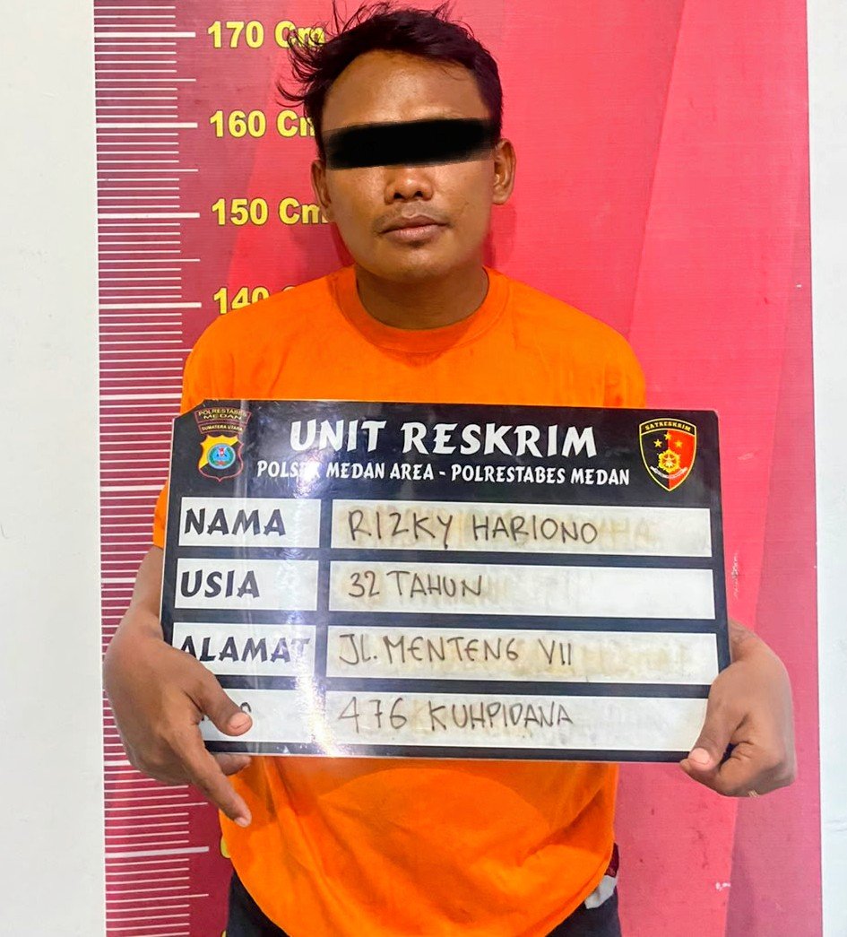 Sadis! Sekuriti Rampas HP Lansia Berkursi Roda di Teras Rumah ‎