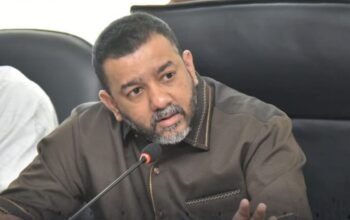 Anggota DPRD Medan Rommy Van Boy meninjau taman Hermes Place Polonia di atas drainase Jalan Mongonsidi
