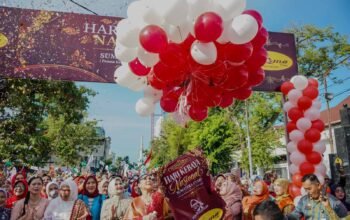 Ribuan perempuan berkebaya mengikuti parade Hari Kebaya Nasional 2026 di Lapangan Benteng Medan Sumatera Utara